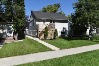 Photo 3: 833 Lorette Avenue in Winnipeg: Crescentwood Residential for sale (1B)  : MLS®# 202222503