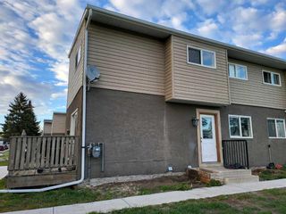 Photo 2: 5 920 43 Street SE in Calgary: Forest Lawn Row/Townhouse for sale : MLS®# A2126258