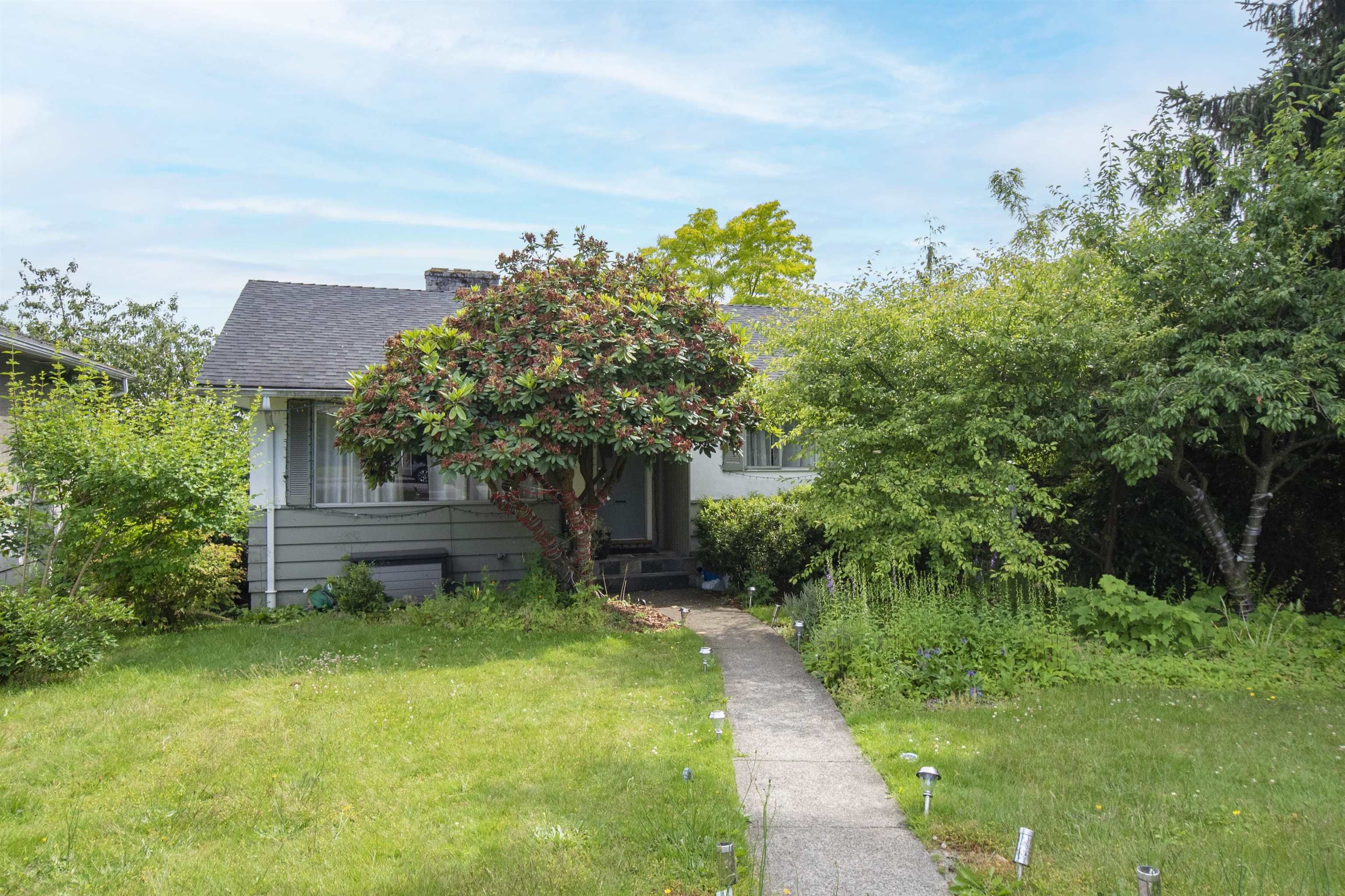 Main Photo: 245 W 27TH Street in North Vancouver: Upper Lonsdale House for sale : MLS®# R2722254
