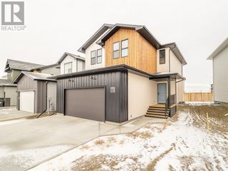 Photo 1: 115 Goldenrod Road W in Lethbridge: House for sale : MLS®# A1221342