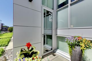 Photo 2: 758 W 6TH Avenue in Vancouver: Fairview VW Townhouse for sale in "6TH + STEEL" (Vancouver West)  : MLS®# R2625965