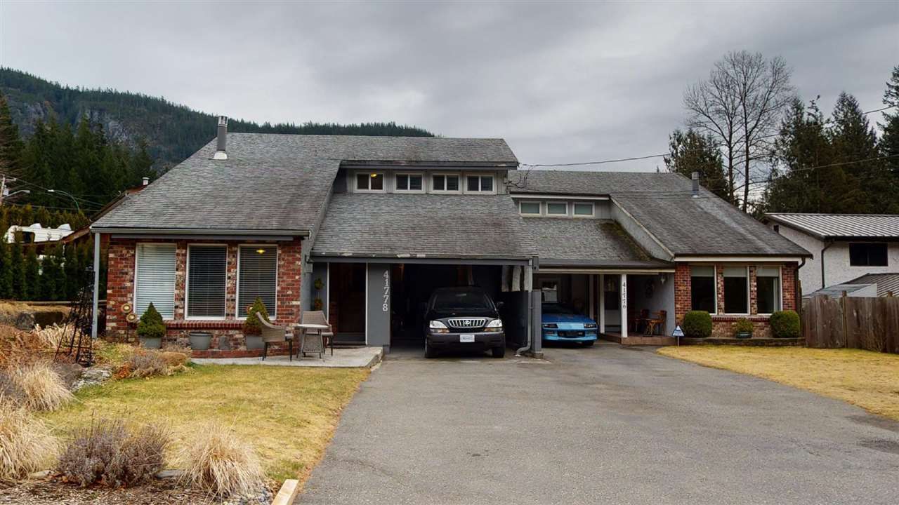 Main Photo: 41778 GOVERNMENT Road in Squamish: Brackendale 1/2 Duplex for sale : MLS®# R2546754
