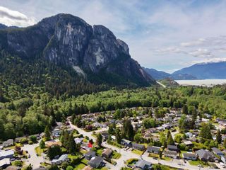 Main Photo: 1801 CEDAR Drive in Squamish: Valleycliffe House for sale : MLS®# R2884088