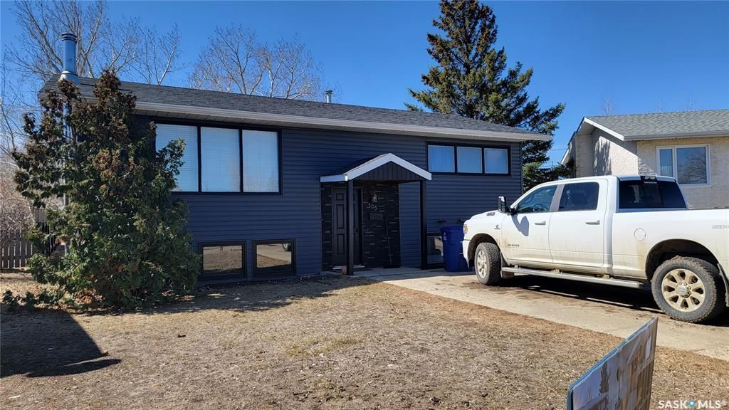 Main Photo: 305 3rd Ave Crescent in Battleford: Residential for sale : MLS®# SK926926