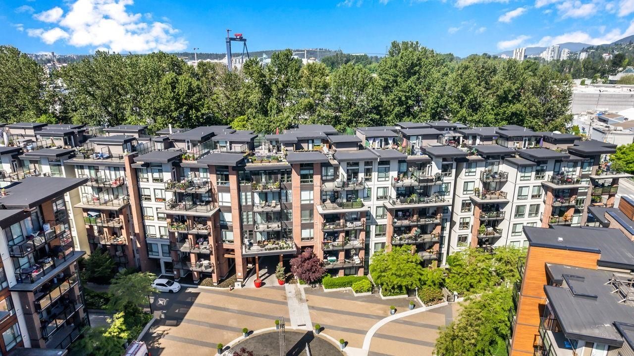 Main Photo: 604 733 W 3RD Street in North Vancouver: Harbourside Condo for sale in "THE SHORE" : MLS®# R2704663