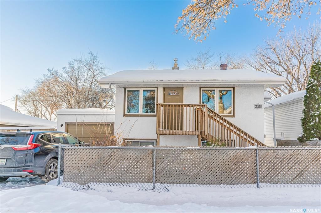 Main Photo: 215 G Avenue North in Saskatoon: Caswell Hill Residential for sale : MLS®# SK917330