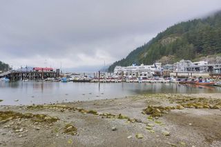Photo 2: 206 6688 ROYAL Avenue in West Vancouver: Horseshoe Bay WV Condo for sale in "Galleries on the Bay" : MLS®# R2410862