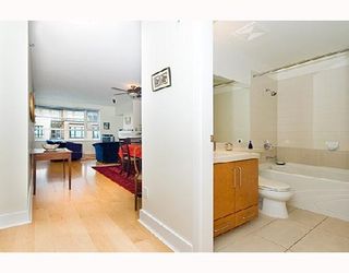 Photo 2: 313 2655 CRANBERRY Drive in Vancouver: Kitsilano Condo for sale in "NEW YORKER" (Vancouver West)  : MLS®# V671209