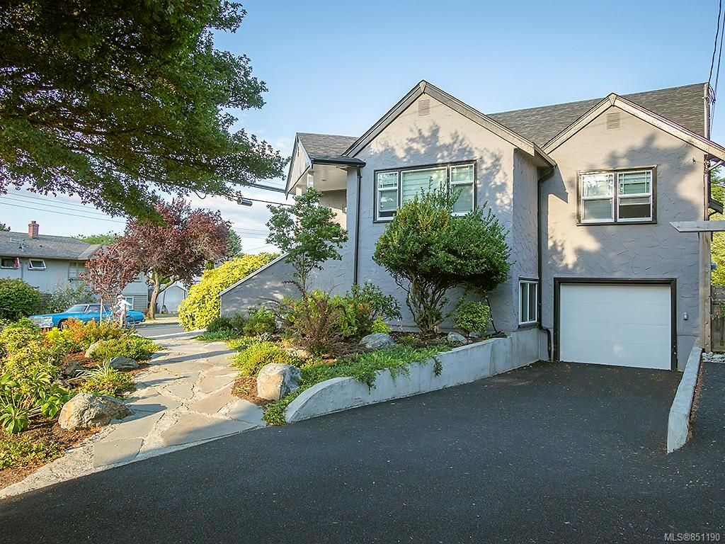 Main Photo: 2575 Victor St in Victoria: Vi Oaklands House for sale : MLS®# 851190