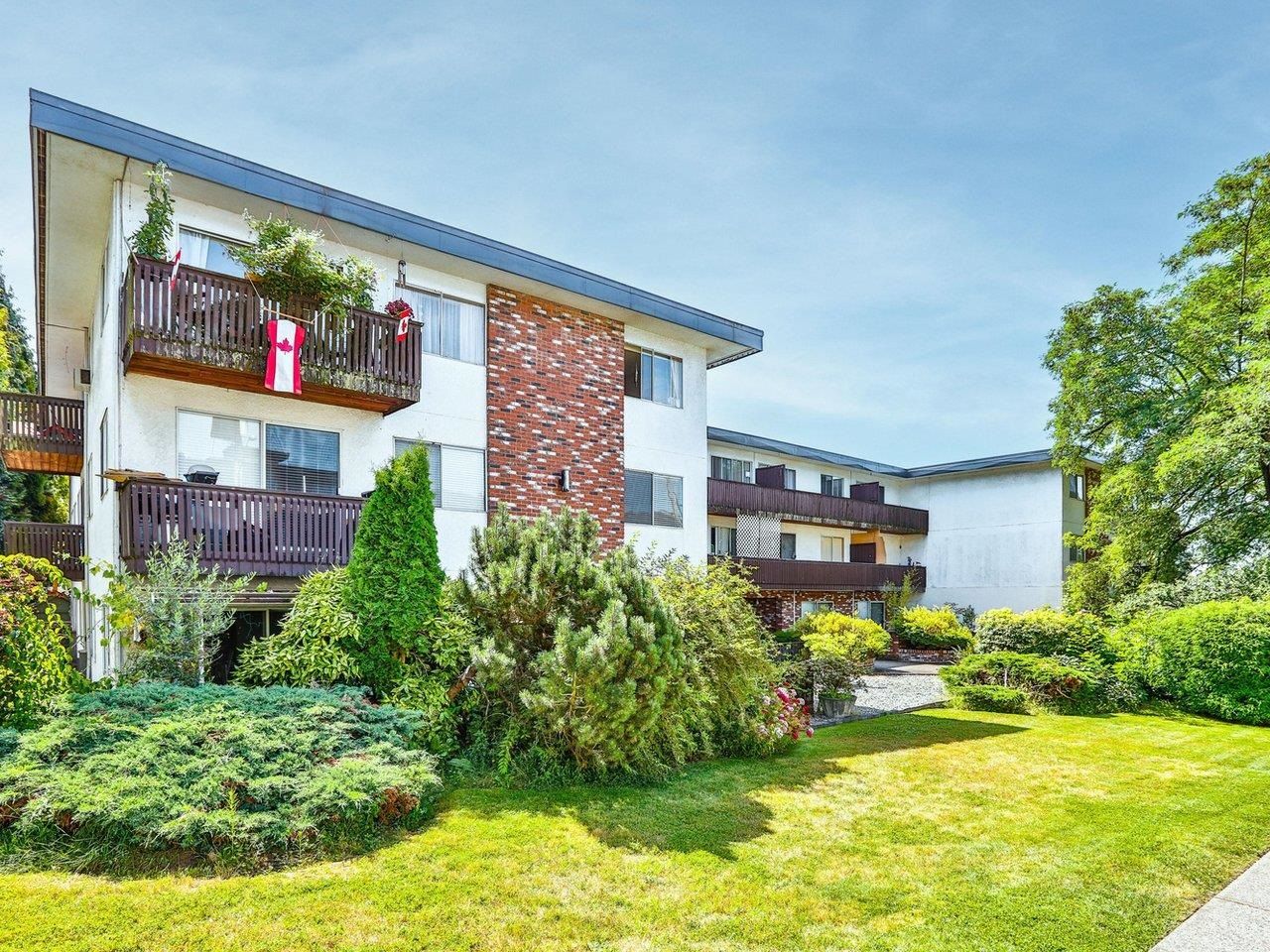 Main Photo: 111 910 FIFTH Avenue in New Westminster: Uptown NW Condo for sale in "GROSVENOR COURT" : MLS®# R2843510