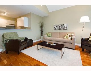 Photo 2: 403 1623 East 2nd Avenue in Commercial Drive: Home for sale