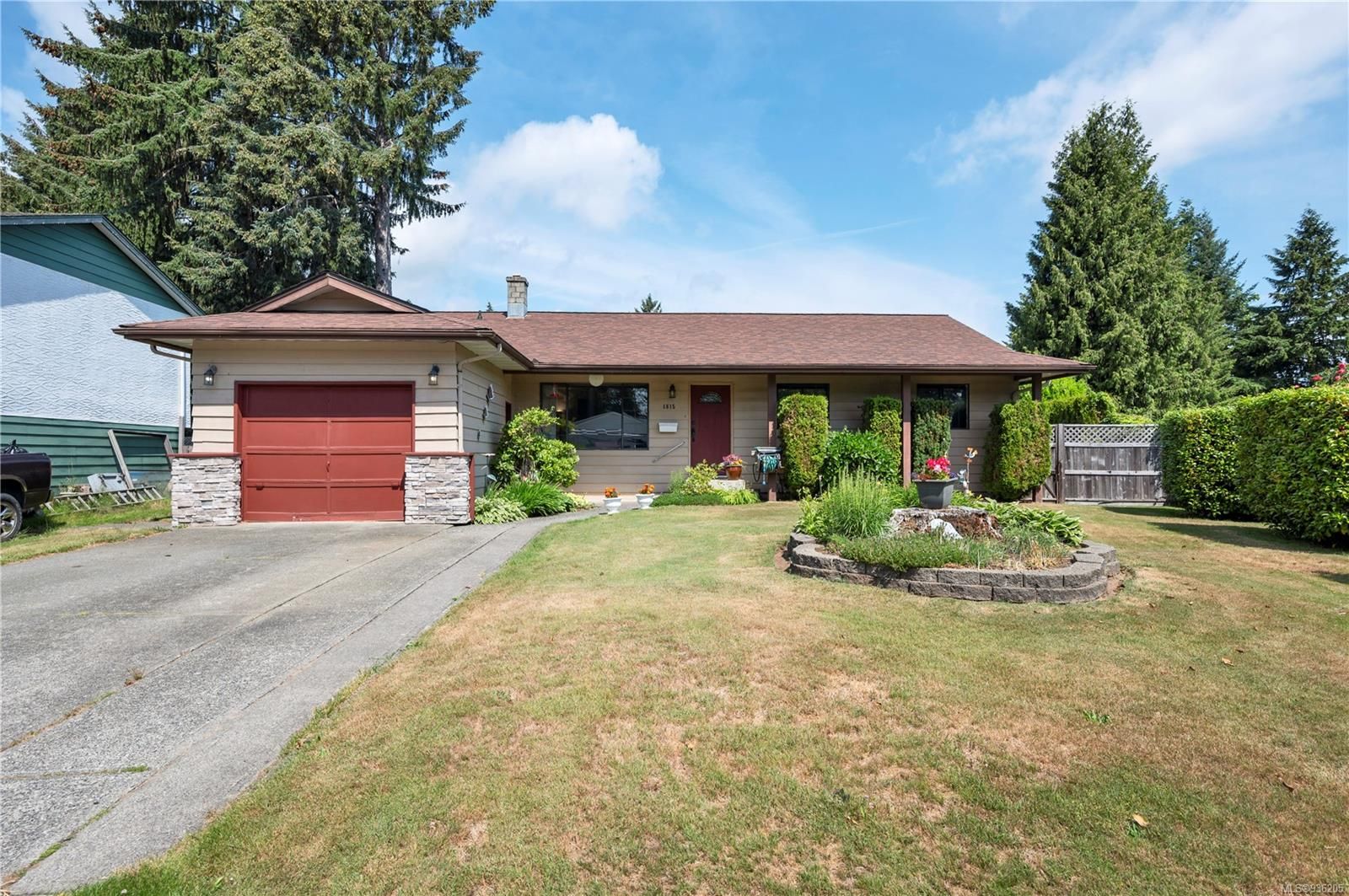 Main Photo: 1815 Cranberry Cir in Campbell River: CR Willow Point House for sale : MLS®# 936205