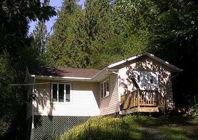 Main Photo: 45992 GURNEY Road in Cultus Lake: Cultus Lake East House for sale (Cultus Lake & Area)  : MLS®# R2723294
