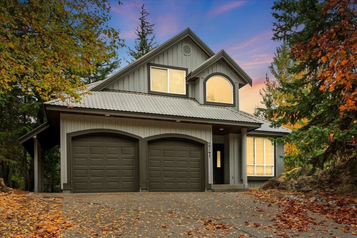 Main Photo: 2741 COYOTE Place in Whistler: Bayshores House for sale in "Bayshores" : MLS®# R2757334