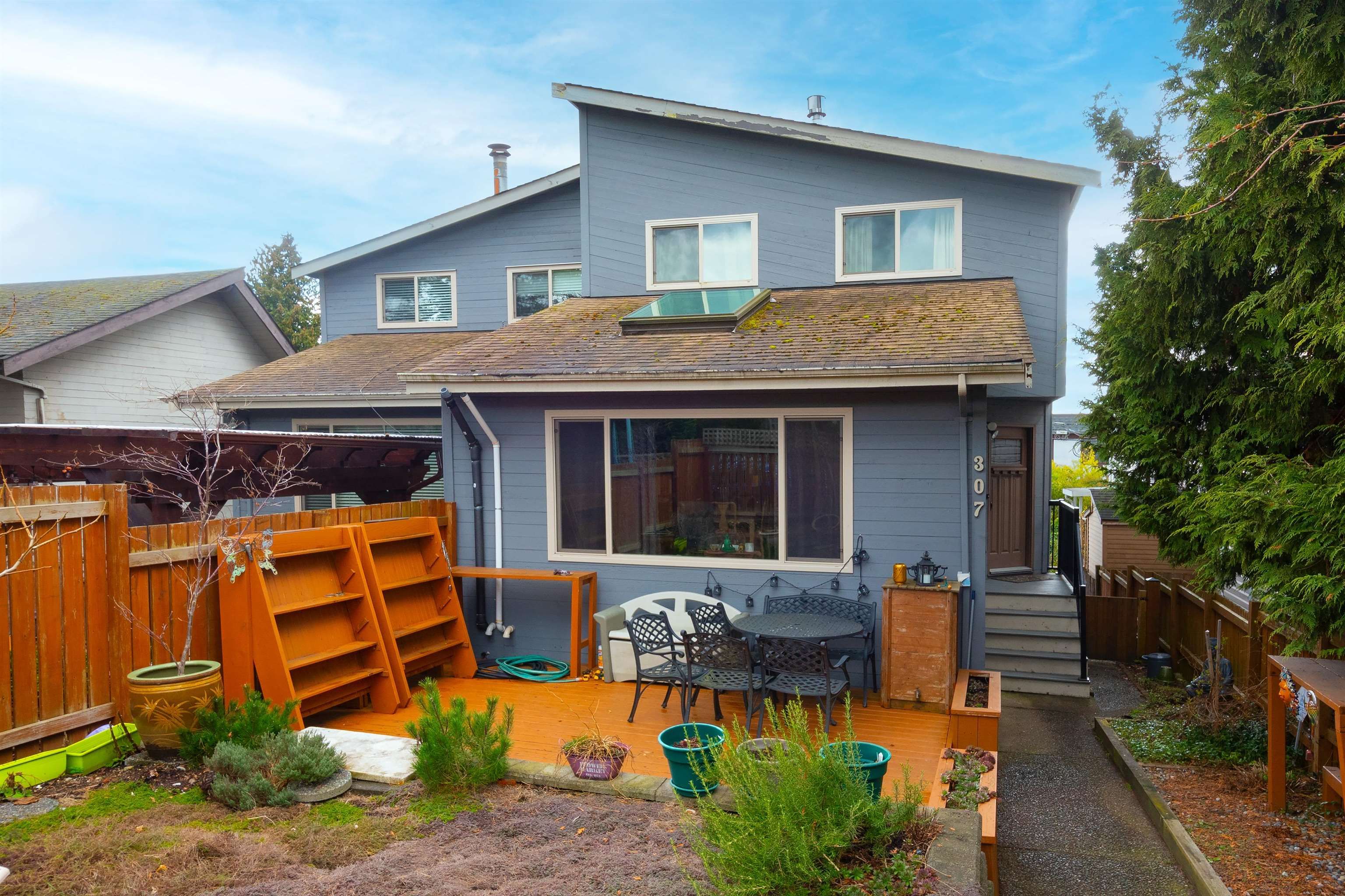 Main Photo: 307 E 4TH Street in North Vancouver: Lower Lonsdale 1/2 Duplex for sale : MLS®# R2760308