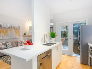 Photo 9: 107 2688 VINE Street in Vancouver: Kitsilano Townhouse for sale in "THE TREO" (Vancouver West)  : MLS®# R2406674
