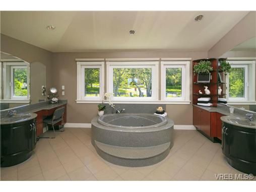 Photo 13: Photos: 3435 Upper Terrace Rd in VICTORIA: OB Uplands House for sale (Oak Bay)  : MLS®# 706901