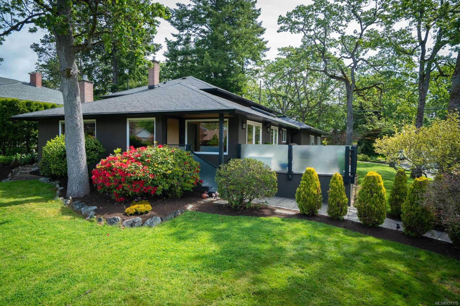 Main Photo: 2226 Wessex Cres in Oak Bay: OB Henderson House for sale : MLS®# 931175