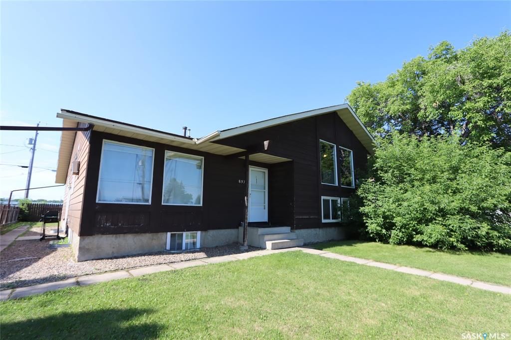 Main Photo: 837 7th Street East in Prince Albert: East Flat Residential for sale : MLS®# SK919957