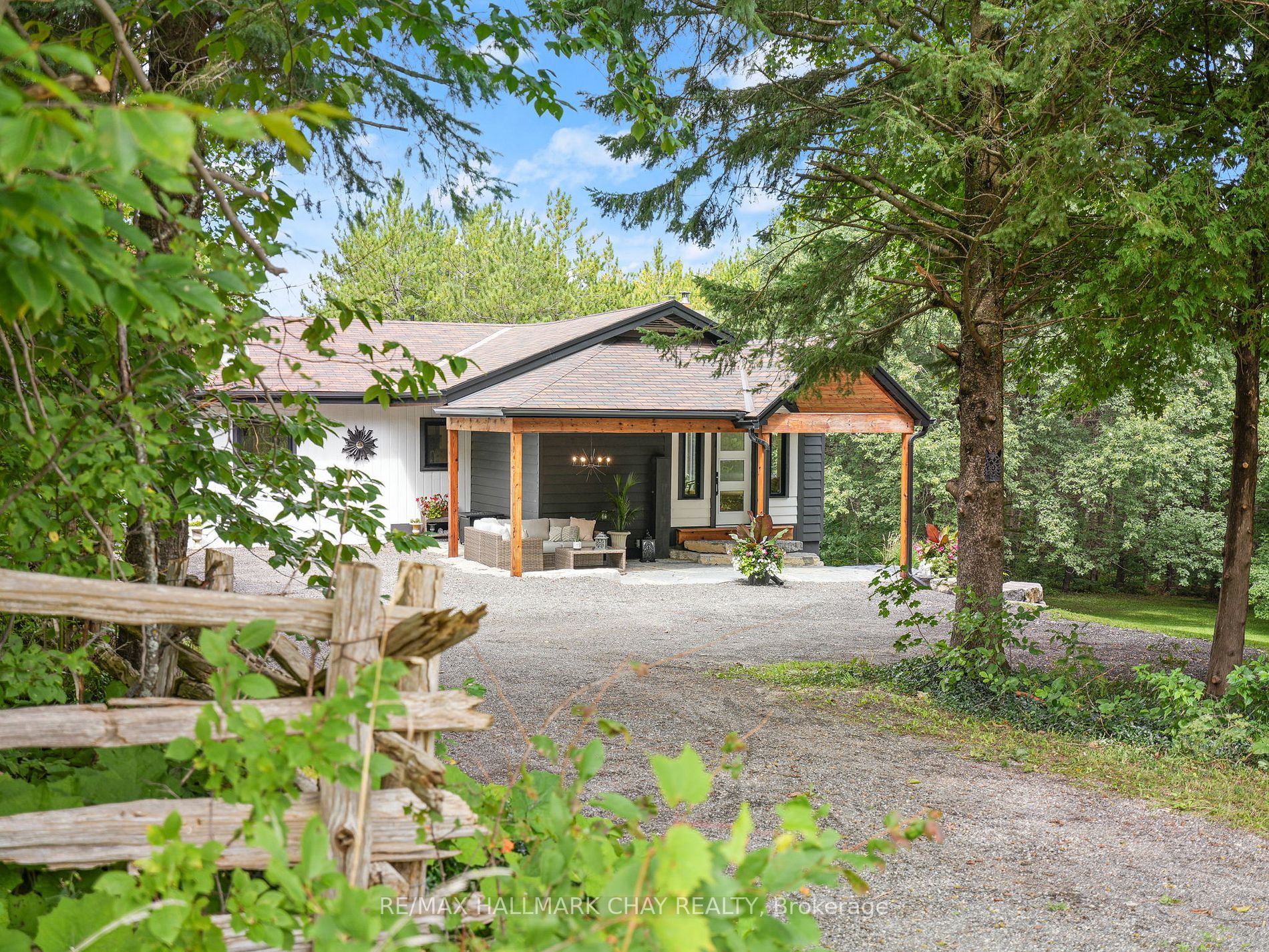 Main Photo: 8430 21 22 Nottawasaga Sdrd in Clearview: Rural Clearview House (Bungalow) for sale : MLS®# S6776098