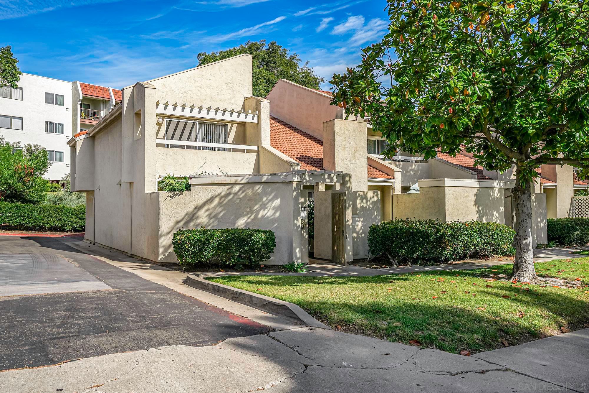 Main Photo: UNIVERSITY CITY Townhouse for sale : 3 bedrooms : 3894 Radcliffe Lane in San  Diego