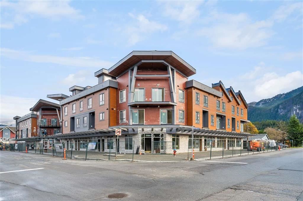 Main Photo: SL23 37830 THIRD Avenue in Squamish: Downtown SQ Townhouse for sale : MLS®# R2528766