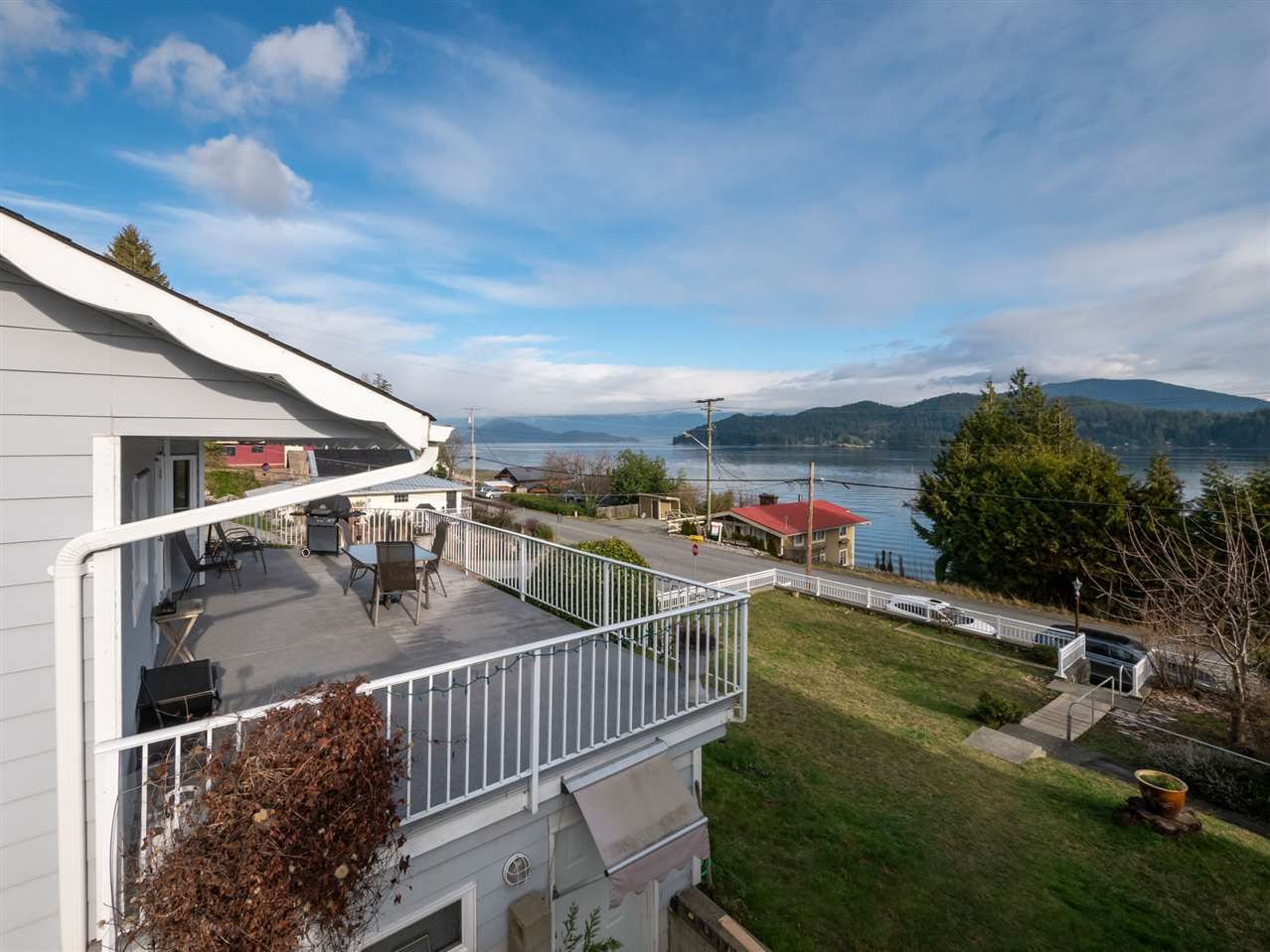 Main Photo: 535 MARINE Drive in Gibsons: Gibsons & Area House for sale in "LOWER GIBSONS" (Sunshine Coast)  : MLS®# R2464583