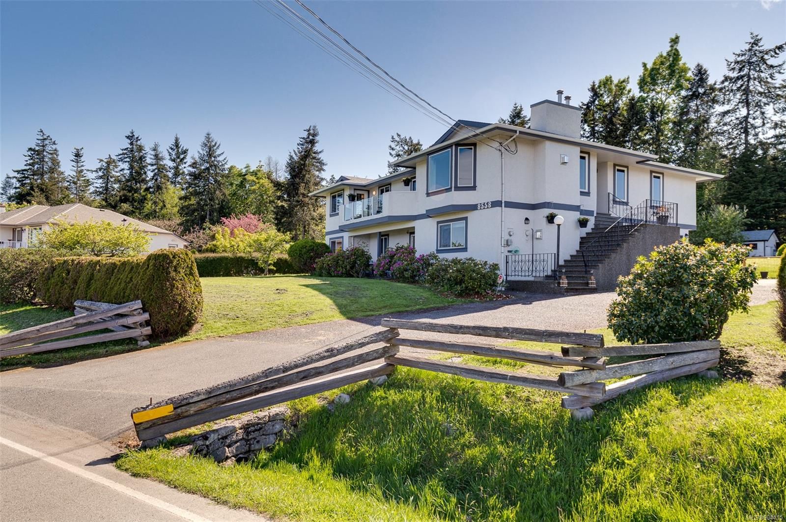 Main Photo: 8558 Lochside Dr in North Saanich: NS Bazan Bay House for sale : MLS®# 904115