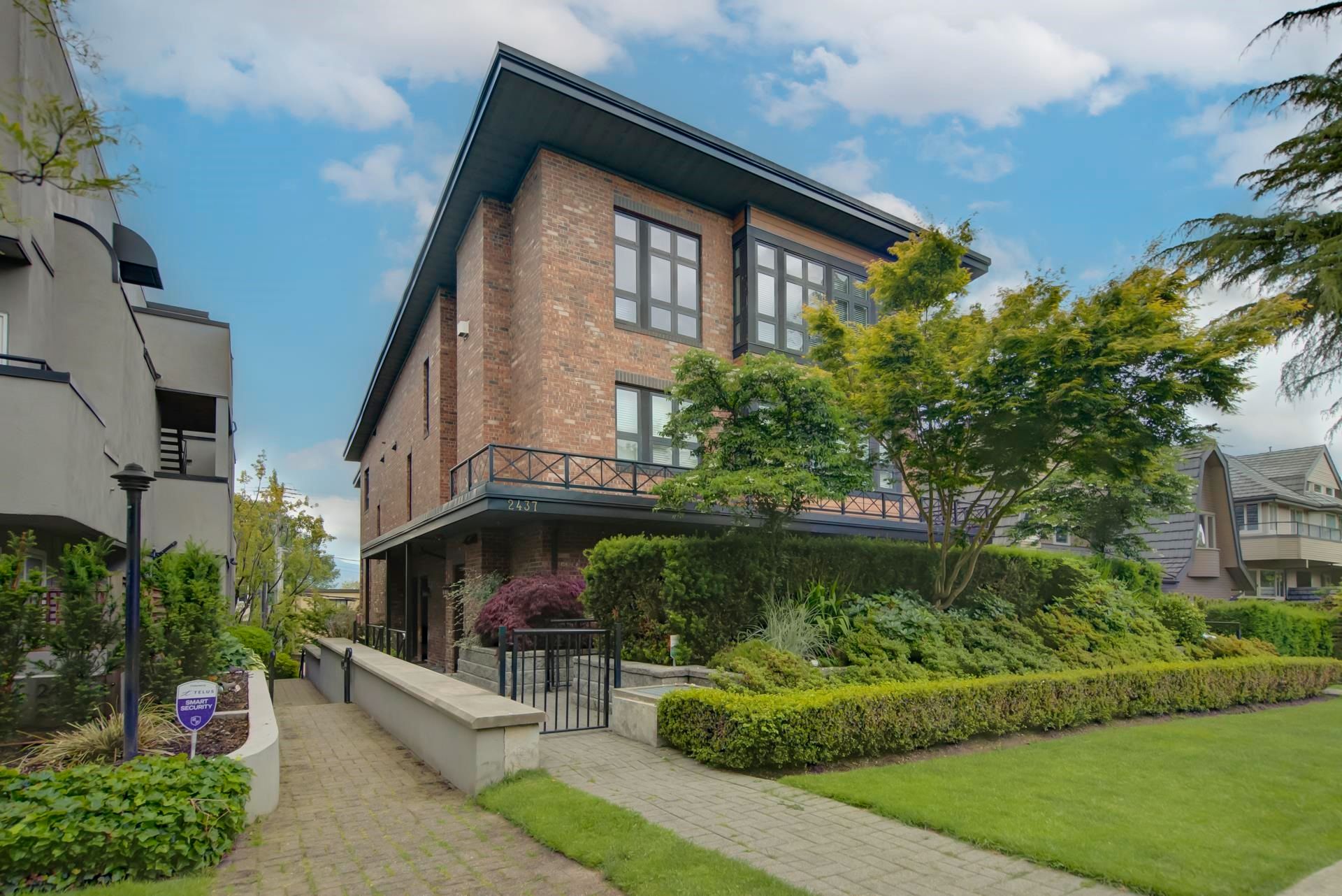 Main Photo: 1 2437 W 1ST Avenue in Vancouver: Kitsilano Townhouse for sale in "First Avenue Mews" (Vancouver West)  : MLS®# R2877535