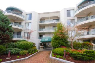 Photo 1: 404 1725 MARTIN Drive in Surrey: Sunnyside Park Surrey Condo for sale in "Southwynd" (South Surrey White Rock)  : MLS®# R2337551
