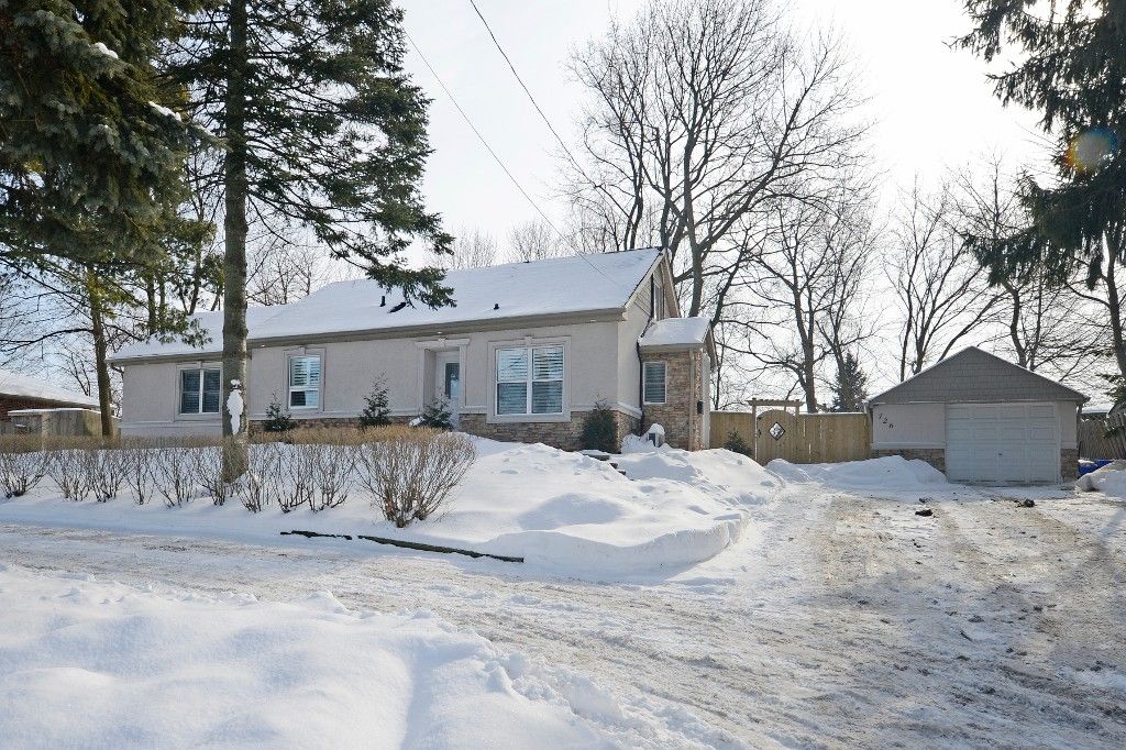 Main Photo: 726 Mohawk Road in Hamilton: Ancaster House (1 1/2 Storey) for sale : MLS®# X3112460