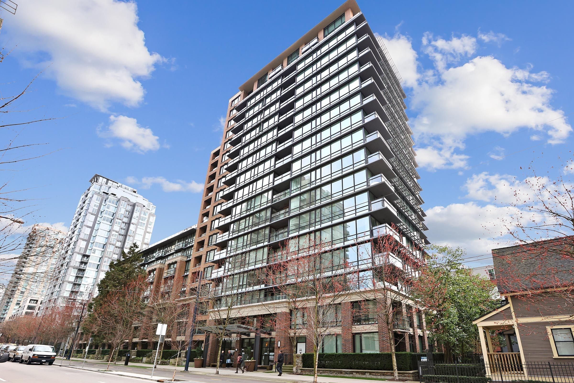 Main Photo: 1050 RICHARDS STREET in Vancouver: Yaletown Townhouse for sale (Vancouver West)  : MLS®# R2674390