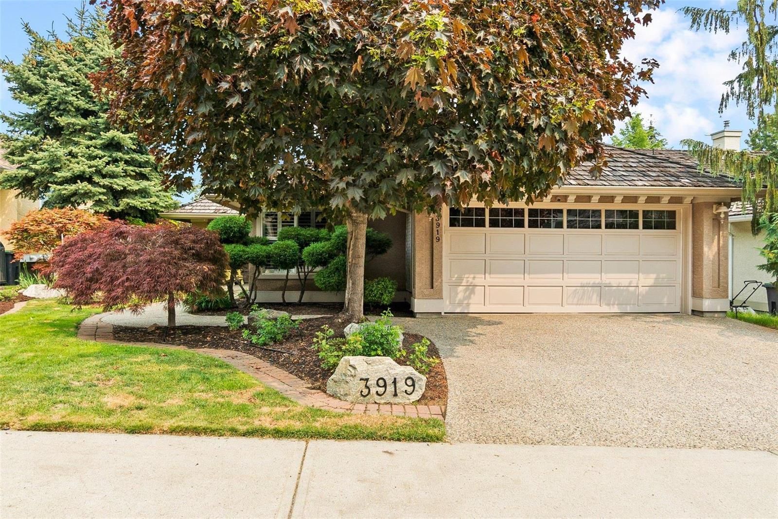 Main Photo: 3919 Gallaghers Circle, in Kelowna: House for sale : MLS®# 10275333