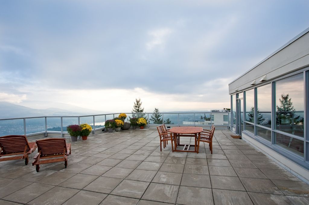 Private Rooftop Deck - 1100 sqft.