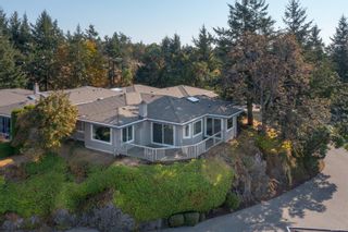 Photo 3: 610 2829 Arbutus Rd in Saanich: SE Ten Mile Point Row/Townhouse for sale (Saanich East)  : MLS®# 918752