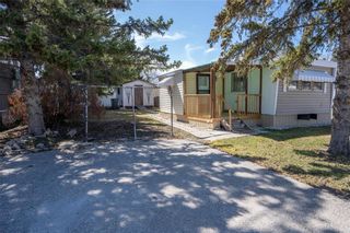 Photo 1: 2 Springwood Drive in Winnipeg: South Glen Residential for sale (2F)  : MLS®# 202321609