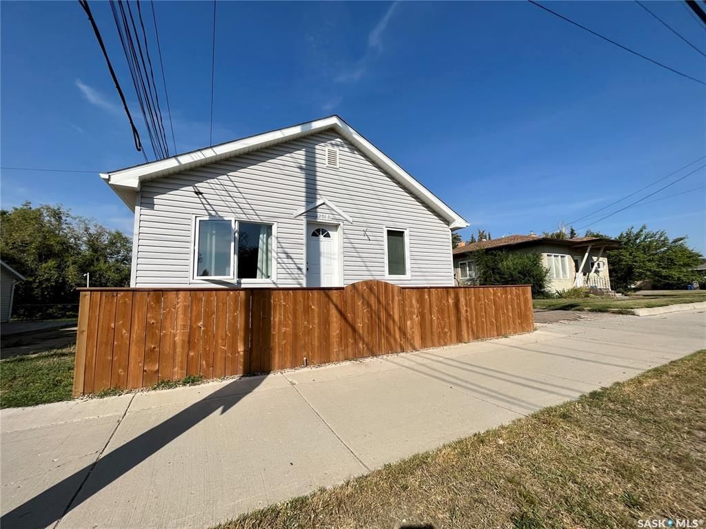 Main Photo: 201A 26th Street in Battleford: Residential for sale : MLS®# SK906549