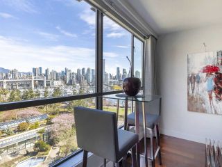 Photo 4: 605 1490 PENNYFARTHING Drive in Vancouver: False Creek Condo for sale in "Harbour Cove Three" (Vancouver West)  : MLS®# R2352893