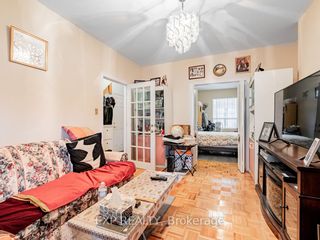 Photo 3: 654 Crawford Street in Toronto: Palmerston-Little Italy House (2 1/2 Storey) for sale (Toronto C01)  : MLS®# C8230282