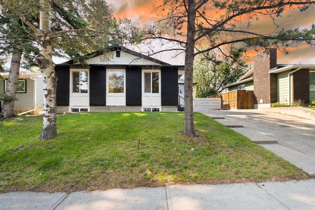 Main Photo: 231 Queensland Circle SE in Calgary: Queensland Detached for sale : MLS®# A2076582