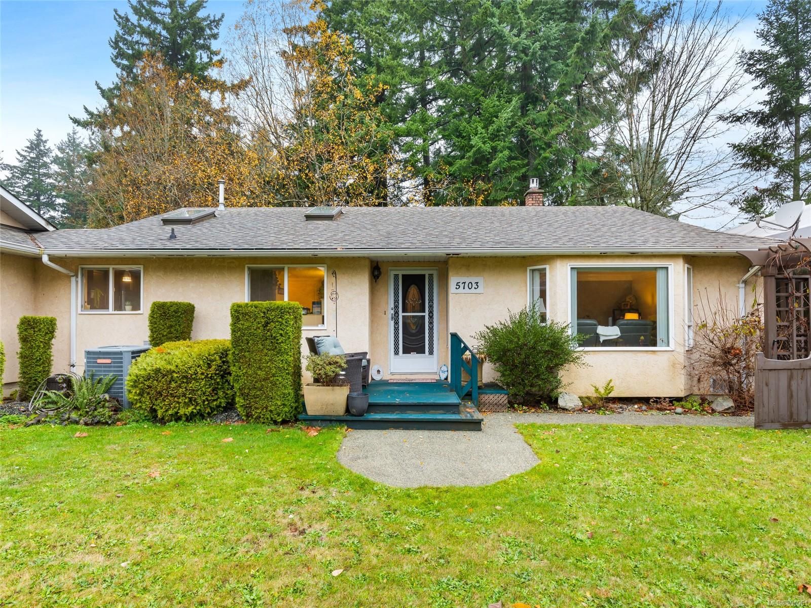 Main Photo: 5703 Metral Dr in Nanaimo: Na Pleasant Valley House for sale : MLS®# 890961