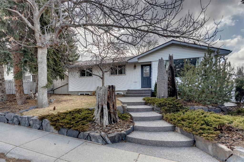 Main Photo: 4516 26 Street NW in Calgary: Charleswood Detached for sale : MLS®# A1201554