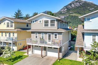 Photo 1: 2 39885 GOVERNMENT Road in Squamish: Northyards House for sale in "Abby Lane Residences" : MLS®# R2704538