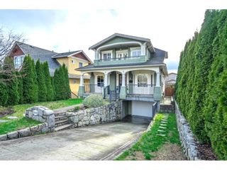 Photo 2: 15588 RUSSELL Avenue: White Rock House for sale (South Surrey White Rock)  : MLS®# R2639148