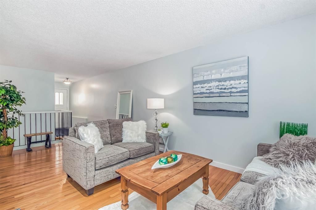 Main Photo: 106 Strathlorne Mews SW in Calgary: Strathcona Park Row/Townhouse for sale : MLS®# A2028228