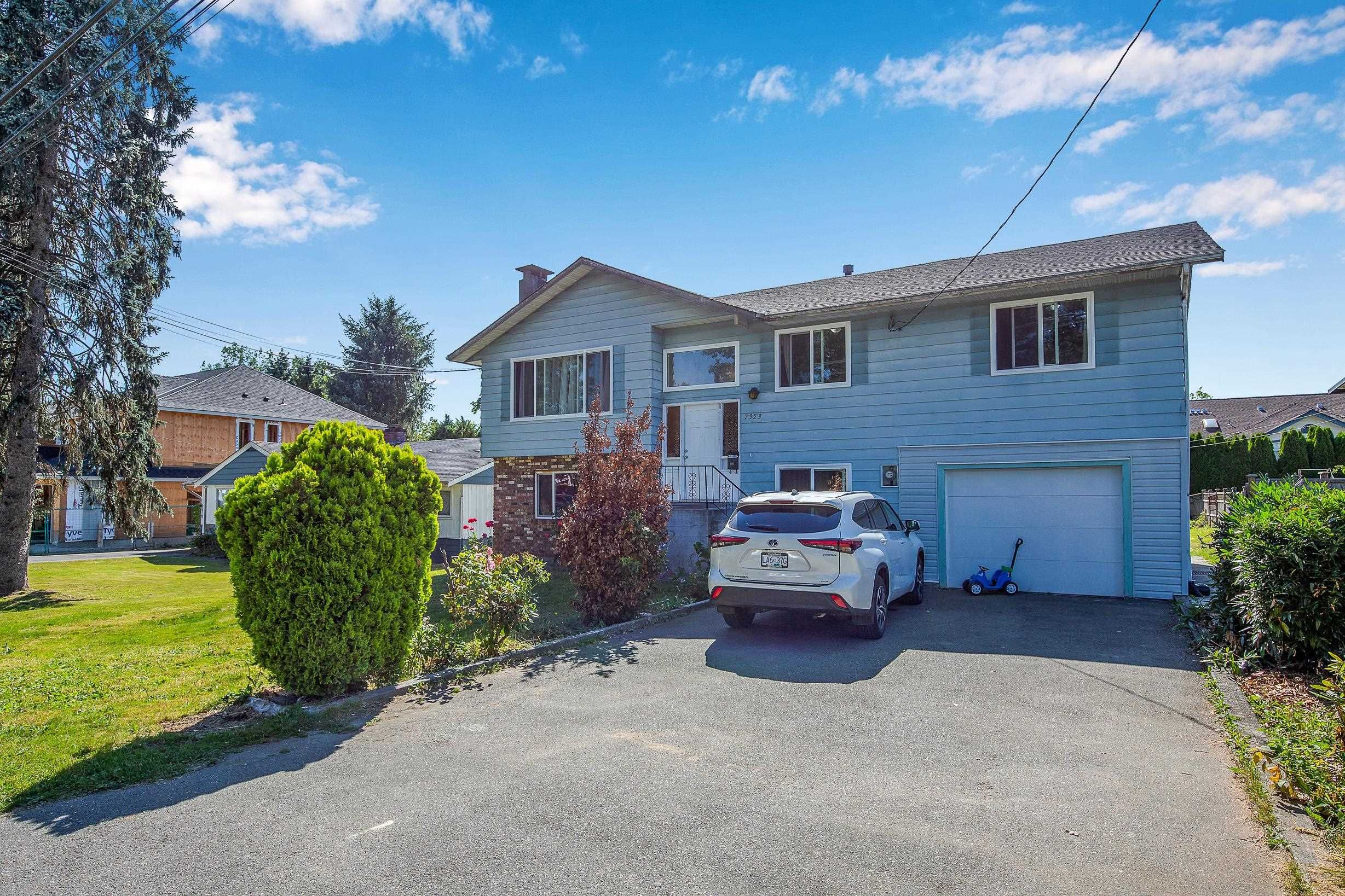 Main Photo: 7323 122A Street in Surrey: West Newton House for sale : MLS®# R2710812