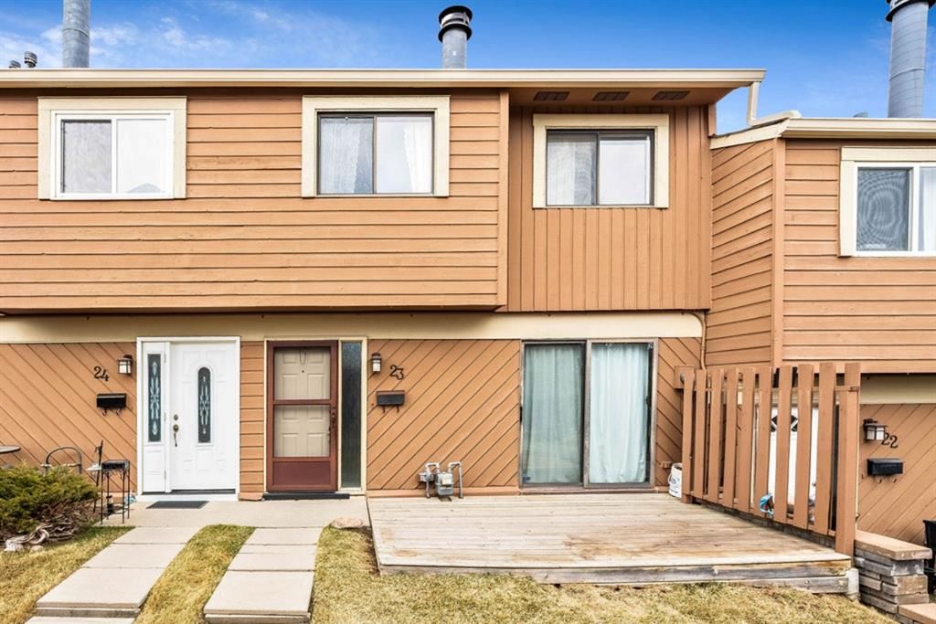 Main Photo: 23 4940 39 Avenue SW in Calgary: Glenbrook Row/Townhouse for sale : MLS®# A1201654