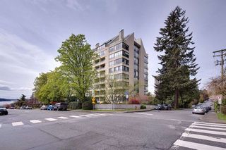 Photo 19: 401 1412 ESQUIMALT Avenue in West Vancouver: Ambleside Condo for sale in "HEMINGWAY PLACE" : MLS®# R2456138