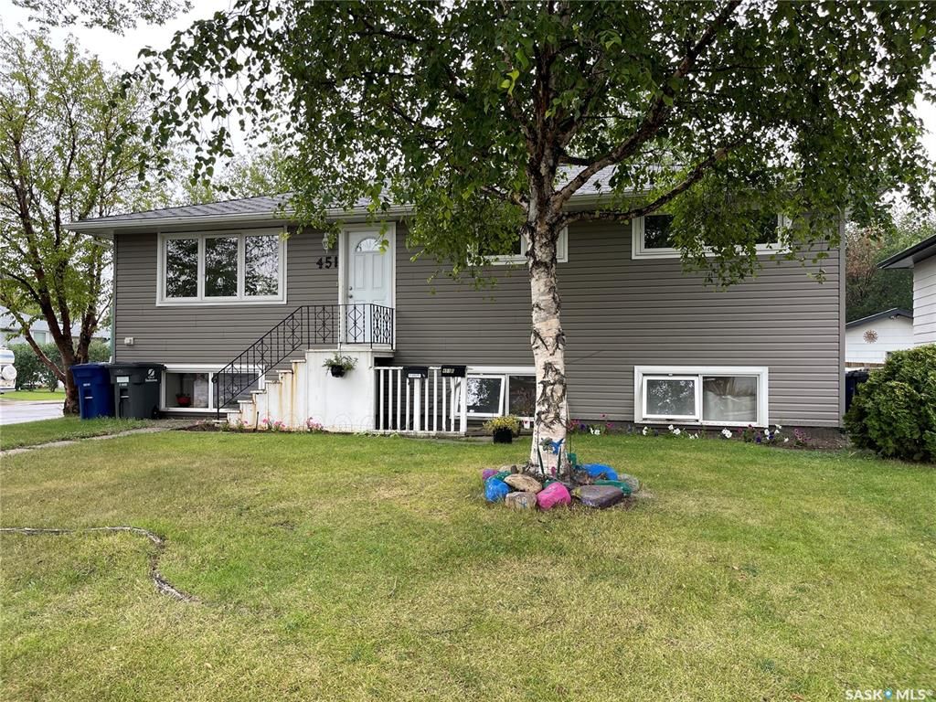 Main Photo: 451 Winnipeg Avenue South in Saskatoon: Meadowgreen Residential for sale : MLS®# SK906699