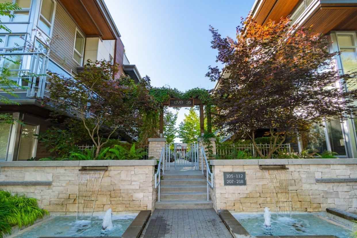 Main Photo: 209 735 W 15TH Street in North Vancouver: Mosquito Creek Townhouse for sale in "SEVEN 35" : MLS®# R2428488